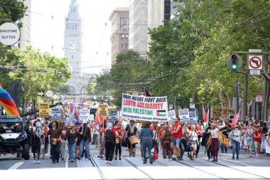 San Francisco, CA - 30 Haziran 2024: 54. Geleneksel Gay Onur Yürüyüşü 'nün kimliği belirsiz katılımcıları piyasaya çıkıyor. Bu yılın teması, Aşk Feneri.