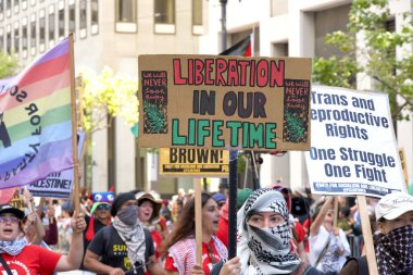 San Francisco, CA - 30 Haziran 2024: 54. Geleneksel Gay Onur Yürüyüşü 'nün kimliği belirsiz katılımcıları piyasaya çıkıyor. Bu yılın teması, Aşk Feneri.