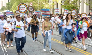 San Francisco, CA - 30 Haziran 2024: 54. Geleneksel Gay Onur Yürüyüşü 'nün kimliği belirsiz katılımcıları piyasaya çıkıyor. Bu yılın teması, Aşk Feneri.