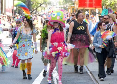 San Francisco, CA - 30 Haziran 2024: 54. Geleneksel Gay Onur Yürüyüşü 'nün kimliği belirsiz katılımcıları piyasaya çıkıyor. Bu yılın teması, Aşk Feneri.