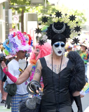 San Francisco, CA - 30 Haziran 2024: 54. Geleneksel Gay Onur Yürüyüşü 'nün kimliği belirsiz katılımcıları piyasaya çıkıyor. Bu yılın teması, Aşk Feneri.