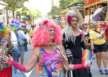 San Francisco, CA - 30 Haziran 2024: 54. Geleneksel Gay Onur Yürüyüşü 'nün kimliği belirsiz katılımcıları piyasaya çıkıyor. Bu yılın teması, Aşk Feneri.