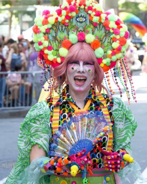 San Francisco, CA - 30 Haziran 2024: 54. Geleneksel Gay Onur Yürüyüşü 'nün kimliği belirsiz katılımcıları piyasaya çıkıyor. Bu yılın teması, Aşk Feneri.