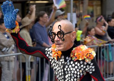 San Francisco, CA - 30 Haziran 2024: 54. Geleneksel Gay Onur Yürüyüşü 'nün kimliği belirsiz katılımcıları piyasaya çıkıyor. Bu yılın teması, Aşk Feneri.