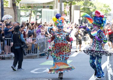 San Francisco, CA - 30 Haziran 2024: 54. Geleneksel Gay Onur Yürüyüşü 'nün kimliği belirsiz katılımcıları piyasaya çıkıyor. Bu yılın teması, Aşk Feneri.