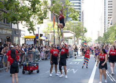 San Francisco, CA - 30 Haziran 2024: 54. Geleneksel Gay Onur Yürüyüşü 'nün kimliği belirsiz katılımcıları piyasaya çıkıyor. Bu yılın teması, Aşk Feneri.