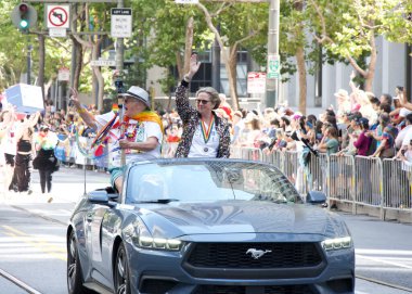 San Francisco, CA - 30 Haziran 2024: 54. Geleneksel Gay Onur Yürüyüşü 'nde Grand Marshal Rebecca Rolfe. Bu yılın teması, Aşk Feneri.