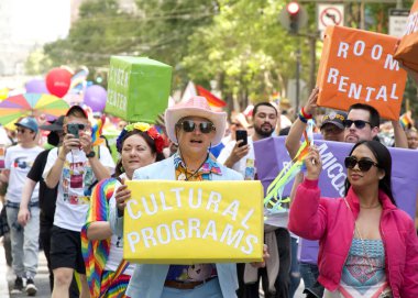 San Francisco, CA - 30 Haziran 2024: 54. Geleneksel Gay Onur Yürüyüşü 'nün kimliği belirsiz katılımcıları piyasaya çıkıyor. Bu yılın teması, Aşk Feneri.