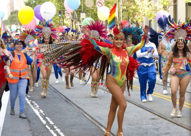 San Francisco, CA - 30 Haziran 2024: 54. Geleneksel Gay Onur Yürüyüşü 'nün kimliği belirsiz katılımcıları piyasaya çıkıyor. Bu yılın teması, Aşk Feneri.