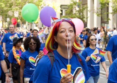 San Francisco, CA - 30 Haziran 2024: 54. Geleneksel Gay Onur Yürüyüşü 'nün kimliği belirsiz katılımcıları piyasaya çıkıyor. Bu yılın teması, Aşk Feneri.