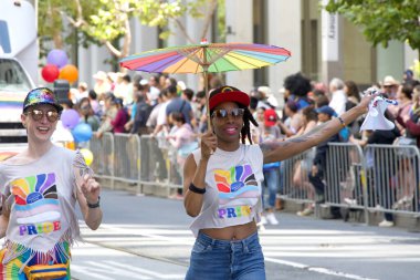 San Francisco, CA - 30 Haziran 2024: 54. Geleneksel Gay Onur Yürüyüşü 'nün kimliği belirsiz katılımcıları piyasaya çıkıyor. Bu yılın teması, Aşk Feneri.