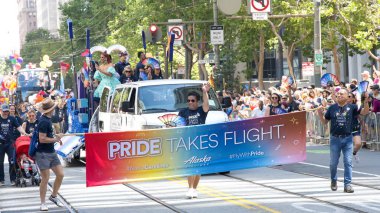 San Francisco, CA - 30 Haziran 2024: 54. Geleneksel Gay Onur Yürüyüşü 'nün kimliği belirsiz katılımcıları piyasaya çıkıyor. Bu yılın teması, Aşk Feneri.