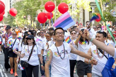 San Francisco, CA - 30 Haziran 2024: 54. Geleneksel Gay Onur Yürüyüşü 'nün kimliği belirsiz katılımcıları piyasaya çıkıyor. Bu yılın teması, Aşk Feneri.