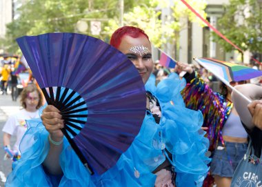 San Francisco, CA - 30 Haziran 2024: 54. Geleneksel Gay Onur Yürüyüşü 'nün kimliği belirsiz katılımcıları piyasaya çıkıyor. Bu yılın teması, Aşk Feneri.
