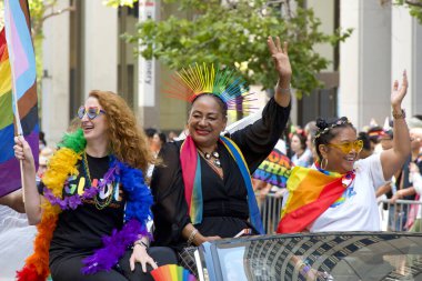 San Francisco, CA - 30 Haziran 2024: 54. Geleneksel Gay Onur Yürüyüşü 'nün kimliği belirsiz katılımcıları piyasaya çıkıyor. Bu yılın teması, Aşk Feneri.