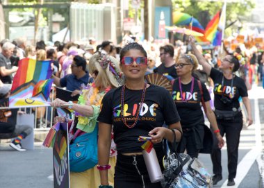 San Francisco, CA - 30 Haziran 2024: 54. Geleneksel Gay Onur Yürüyüşü 'nün kimliği belirsiz katılımcıları piyasaya çıkıyor. Bu yılın teması, Aşk Feneri.