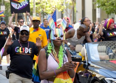 San Francisco, CA - 30 Haziran 2024: 54. Geleneksel Gay Onur Yürüyüşü 'nün kimliği belirsiz katılımcıları piyasaya çıkıyor. Bu yılın teması, Aşk Feneri.