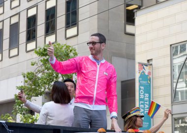 San Francisco, CA - 30 Haziran 2024: Eyalet Senatörü Scott Wiener ve 54. Geleneksel Gay Onur Yürüyüşü 'nün destekçileri pazara çıkıyor. Bu yılın teması, Aşk Feneri.