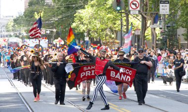 San Francisco, CA - 30 Haziran 2024: 54. Geleneksel Gay Onur Yürüyüşü 'nün kimliği belirsiz katılımcıları piyasaya çıkıyor. Bu yılın teması, Aşk Feneri.