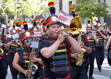 San Francisco, CA - 30 Haziran 2024: 54. Geleneksel Gay Onur Yürüyüşü 'nün kimliği belirsiz katılımcıları piyasaya çıkıyor. Bu yılın teması, Aşk Feneri.