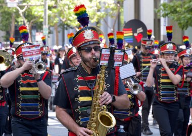 San Francisco, CA - 30 Haziran 2024: 54. Geleneksel Gay Onur Yürüyüşü 'nün kimliği belirsiz katılımcıları piyasaya çıkıyor. Bu yılın teması, Aşk Feneri.