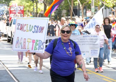 San Francisco, CA - 30 Haziran 2024: 54. Geleneksel Gay Onur Yürüyüşü 'nün kimliği belirsiz katılımcıları piyasaya çıkıyor. Bu yılın teması, Aşk Feneri.