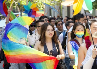 San Francisco, CA - 30 Haziran 2024: 54. Geleneksel Gay Onur Yürüyüşü 'nün kimliği belirsiz katılımcıları piyasaya çıkıyor. Bu yılın teması, Aşk Feneri.