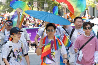 San Francisco, CA - 30 Haziran 2024: 54. Geleneksel Gay Onur Yürüyüşü 'nün kimliği belirsiz katılımcıları piyasaya çıkıyor. Bu yılın teması, Aşk Feneri.