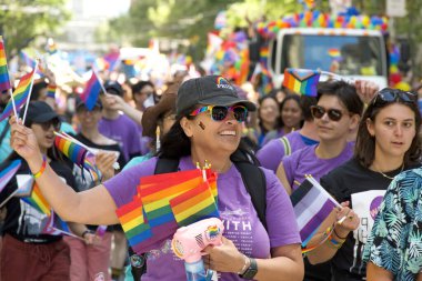 San Francisco, CA - 30 Haziran 2024: 54. Geleneksel Gay Onur Yürüyüşü 'nün kimliği belirsiz katılımcıları piyasaya çıkıyor. Bu yılın teması, Aşk Feneri.