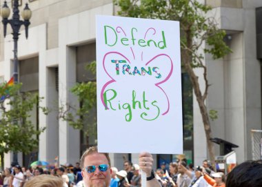 San Francisco, CA - 30 Haziran 2024: 54. Geleneksel Gay Onur Yürüyüşü 'nün kimliği belirsiz katılımcıları piyasaya çıkıyor. Bu yılın teması, Aşk Feneri.