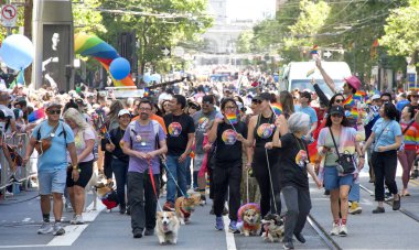 San Francisco, CA - 30 Haziran 2024: 54. Geleneksel Gay Onur Yürüyüşü 'nün kimliği belirsiz katılımcıları piyasaya çıkıyor. Bu yılın teması, Aşk Feneri.