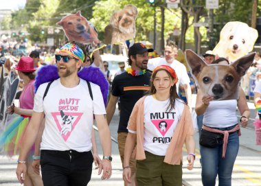 San Francisco, CA - 30 Haziran 2024: 54. Geleneksel Gay Onur Yürüyüşü 'nün kimliği belirsiz katılımcıları piyasaya çıkıyor. Bu yılın teması, Aşk Feneri.