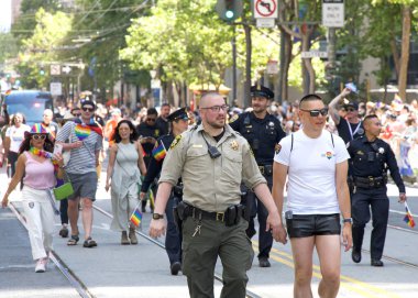 San Francisco, CA - 30 Haziran 2024: 54. Geleneksel Gay Onur Yürüyüşü 'nün kimliği belirsiz katılımcıları piyasaya çıkıyor. Bu yılın teması, Aşk Feneri.