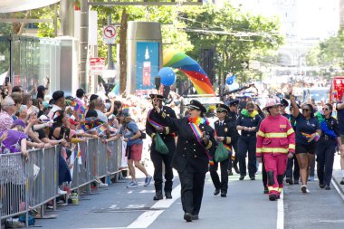 San Francisco, CA - 30 Haziran 2024: 54. Geleneksel Gay Onur Yürüyüşü 'nün kimliği belirsiz katılımcıları piyasaya çıkıyor. Bu yılın teması, Aşk Feneri.
