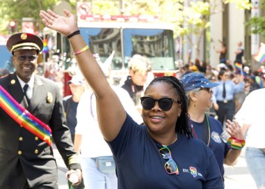 San Francisco, CA - 30 Haziran 2024: 54. Geleneksel Gay Onur Yürüyüşü 'nün kimliği belirsiz katılımcıları piyasaya çıkıyor. Bu yılın teması, Aşk Feneri.