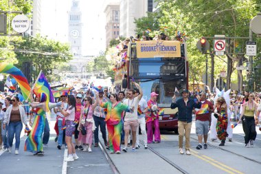San Francisco, CA - 30 Haziran 2024: 54. Geleneksel Gay Onur Yürüyüşü 'nün kimliği belirsiz katılımcıları piyasaya çıkıyor. Bu yılın teması, Aşk Feneri.