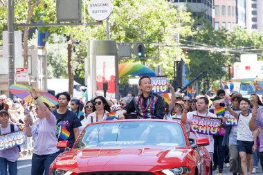 San Francisco, CA - 30 Haziran 2024: 54. Geleneksel Gay Onur Yürüyüşü 'ne katılan belediye avukatı David Chiu. Bu yılın teması, Aşk Feneri.