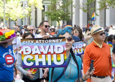 San Francisco, CA - 30 Haziran 2024: 54. Geleneksel Gay Onur Yürüyüşü 'nün kimliği belirsiz katılımcıları piyasaya çıkıyor. Bu yılın teması, Aşk Feneri.