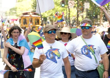 San Francisco, CA - 30 Haziran 2024: 54. Geleneksel Gay Onur Yürüyüşü 'nün kimliği belirsiz katılımcıları piyasaya çıkıyor. Bu yılın teması, Aşk Feneri.