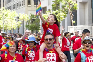 San Francisco, CA - 30 Haziran 2024: 54. Geleneksel Gay Onur Yürüyüşü 'nün kimliği belirsiz katılımcıları piyasaya çıkıyor. Bu yılın teması, Aşk Feneri.