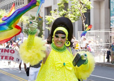 San Francisco, CA - 30 Haziran 2024: 54. Geleneksel Gay Onur Yürüyüşü 'nün kimliği belirsiz katılımcıları piyasaya çıkıyor. Bu yılın teması, Aşk Feneri.