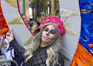 San Francisco, CA - 30 Haziran 2024: 54. Geleneksel Gay Onur Yürüyüşü 'nün kimliği belirsiz katılımcıları piyasaya çıkıyor. Bu yılın teması, Aşk Feneri.