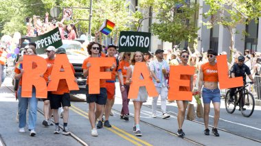 San Francisco, CA - 30 Haziran 2024: 54. Geleneksel Gay Onur Yürüyüşü 'nün kimliği belirsiz katılımcıları piyasaya çıkıyor. Bu yılın teması, Aşk Feneri.