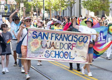 San Francisco, CA - 30 Haziran 2024: 54. Geleneksel Gay Onur Yürüyüşü 'nün kimliği belirsiz katılımcıları piyasaya çıkıyor. Bu yılın teması, Aşk Feneri.