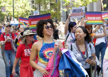 San Francisco, CA - 30 Haziran 2024: 54. Geleneksel Gay Onur Yürüyüşü 'nün kimliği belirsiz katılımcıları piyasaya çıkıyor. Bu yılın teması, Aşk Feneri.