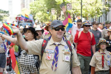 San Francisco, CA - 30 Haziran 2024: 54. Geleneksel Gay Onur Yürüyüşü 'nün kimliği belirsiz katılımcıları piyasaya çıkıyor. Bu yılın teması, Aşk Feneri.