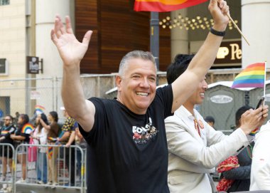 San Francisco, CA - 30 Haziran 2024: 54. geleneksel Gay Onur Yürüyüşü 'ne katılan Denetmen Matt Dorsey. Bu yılın teması, Aşk Feneri.