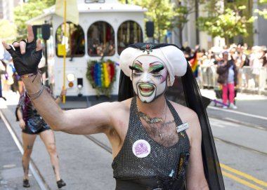 San Francisco, CA - 30 Haziran 2024: 54. Geleneksel Gay Onur Yürüyüşü 'nün kimliği belirsiz katılımcıları piyasaya çıkıyor. Bu yılın teması, Aşk Feneri.