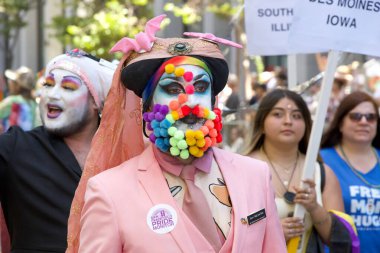 San Francisco, CA - 30 Haziran 2024: 54. Geleneksel Gay Onur Yürüyüşü 'nün kimliği belirsiz katılımcıları piyasaya çıkıyor. Bu yılın teması, Aşk Feneri.