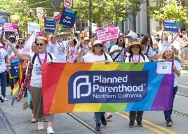 San Francisco, CA - 30 Haziran 2024: 54. Geleneksel Gay Onur Yürüyüşü 'nün kimliği belirsiz katılımcıları piyasaya çıkıyor. Bu yılın teması, Aşk Feneri.